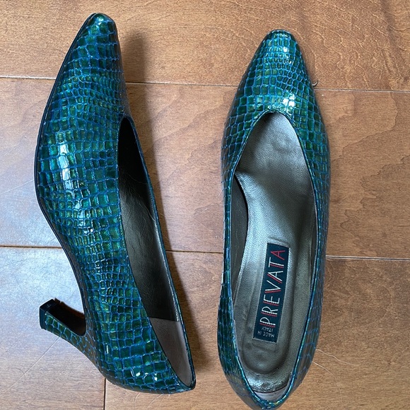 Prevata Shoes - Gorgeous green and blue snake print pumps.